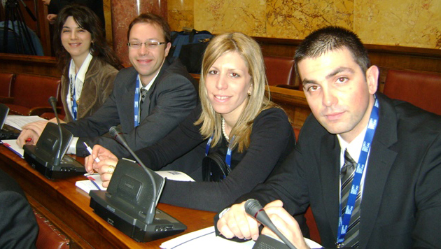 Uloga parlamenata u procesu odlučivanja o prioritetima: smanjenje javnih troškova ili stimulisanje ekonomije